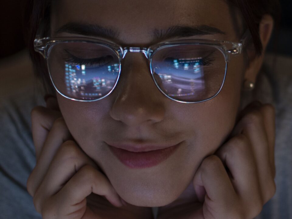 Chica mirando una pantalla