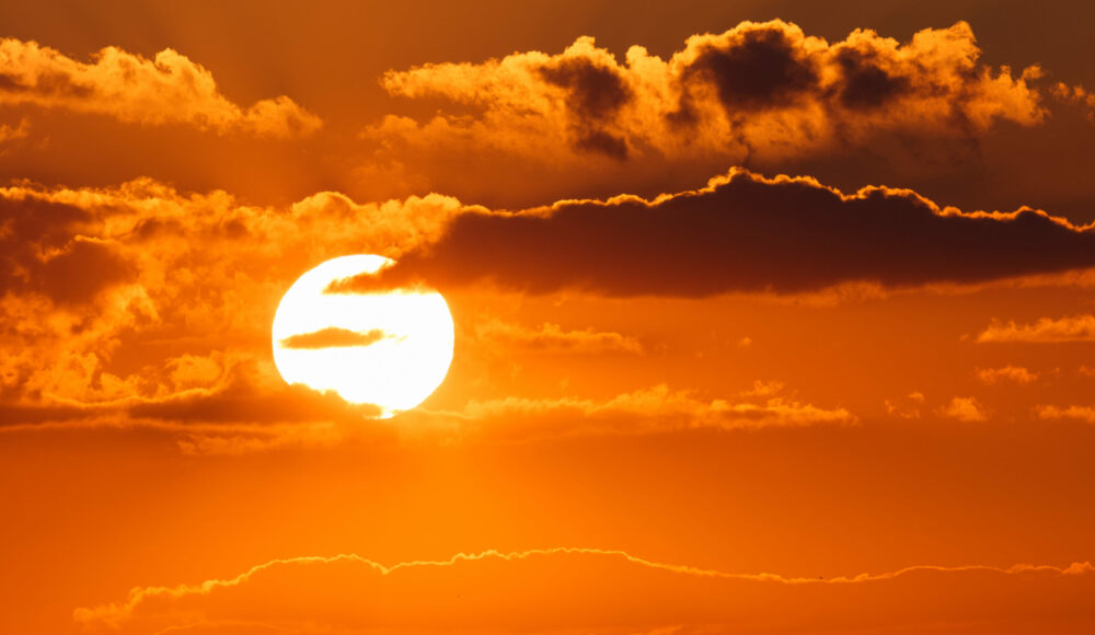 Cómo cuidar tus ojos durante el verano: Consejos para protegerlos del sol y el cloro