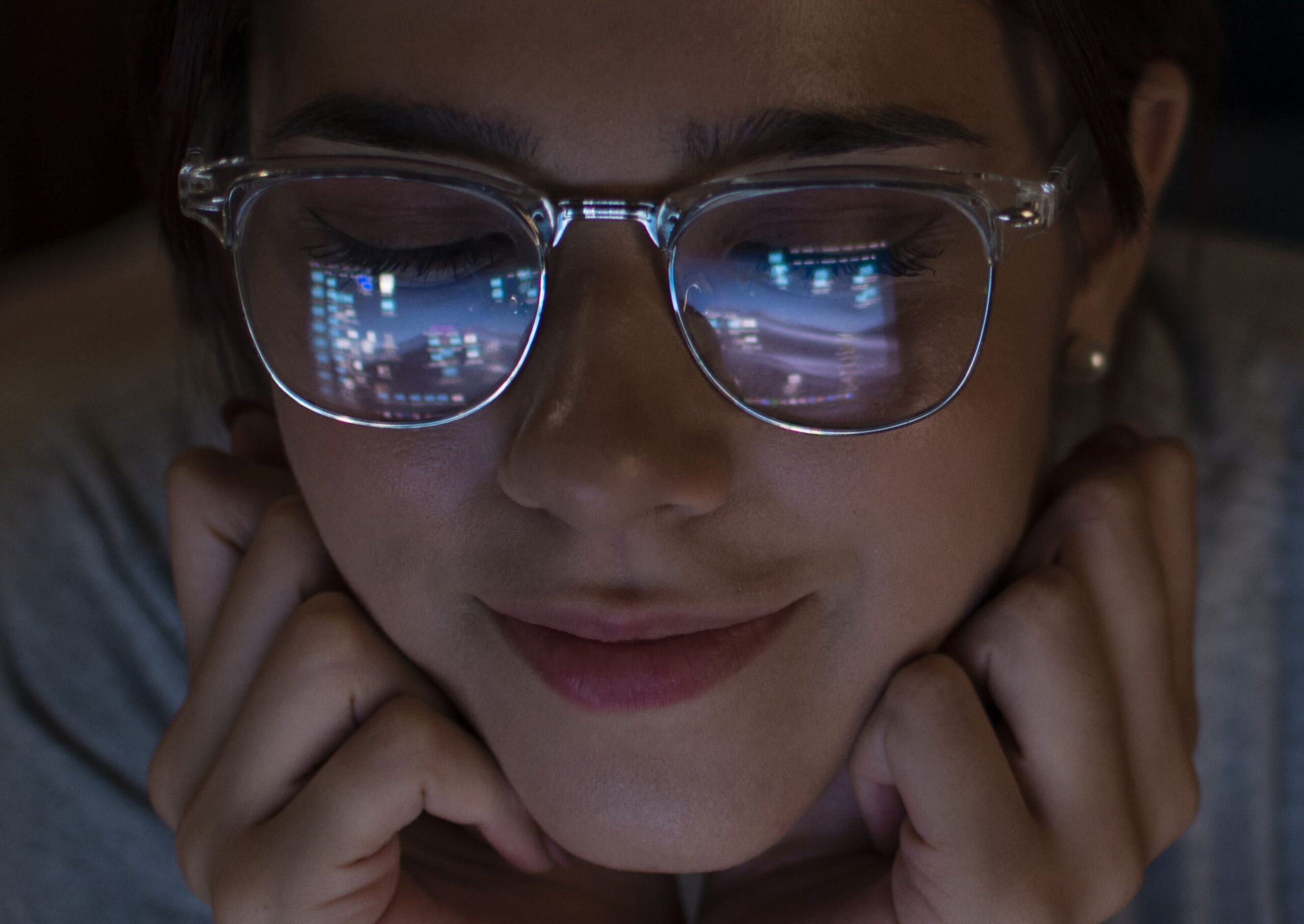 Chica mirando una pantalla